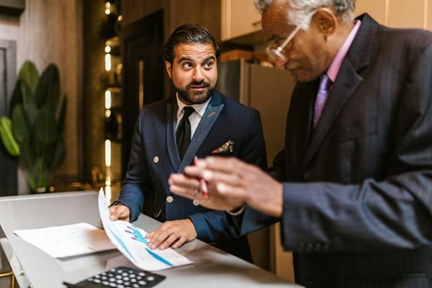 landlord-talking-to-a-tenant